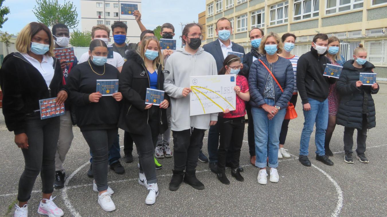 Les L Ves Cuisiniers Du Lyc E Jeanne D Arc Vendent Leur Livre De Recettes Au Profit Des Restos